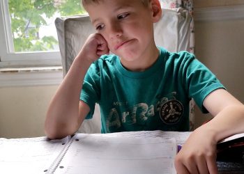 S-a votat: părinții stau acasă cu copiii până la sfârșitul anului școlar