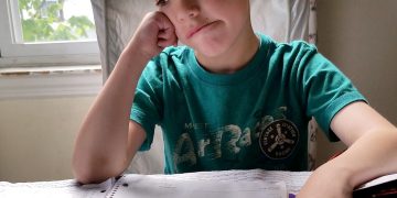 S-a votat: părinții stau acasă cu copiii până la sfârșitul anului școlar