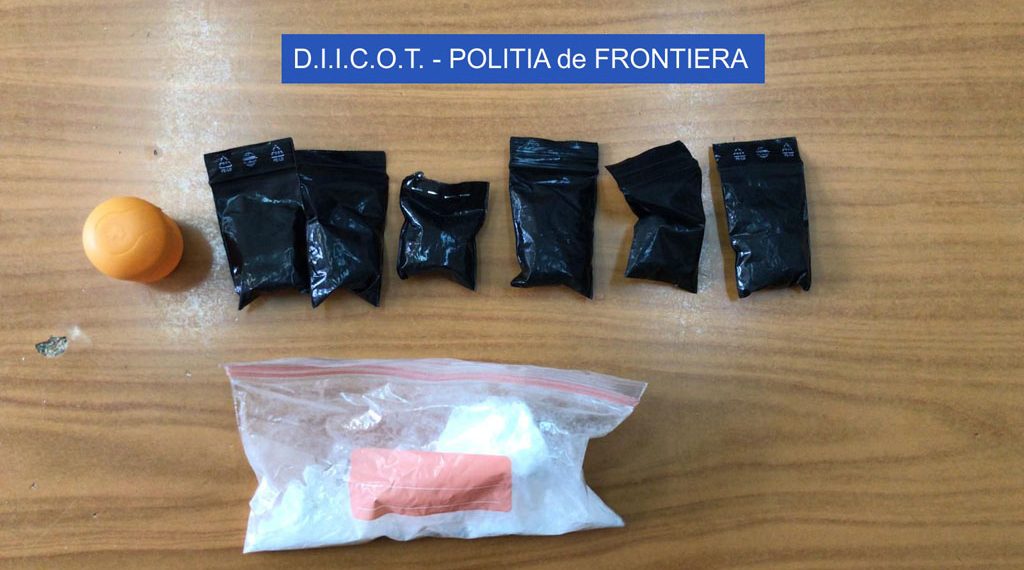 A vrut să intre în ţară cu amfetamină asupra sa