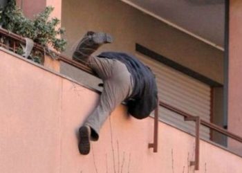 A sărit de la balconul cu canabis