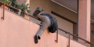 A sărit de la balconul cu canabis