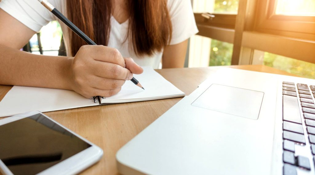 Decizia CCR: legea care reglementează învăţământul online este neconstituţională