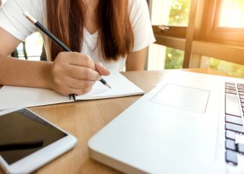 Decizia CCR: legea care reglementează învăţământul online este neconstituţională