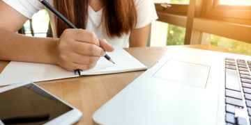 Decizia CCR: legea care reglementează învăţământul online este neconstituţională