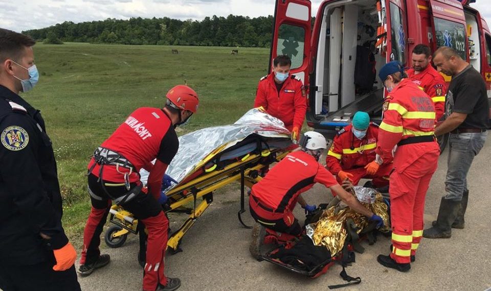 Căzut într-o râpă, un bihorean de 84 de ani a fost salvat după 2 zile de căutări