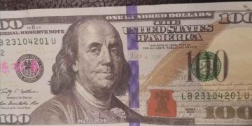 Bani falși la tarabă | Patru persoane cumpărau cu dolari falși legume și fructe dintr-o piață