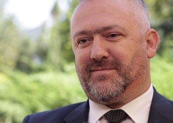 Directorul Unifarm, sub control judiciar pentru că ar fi cerut mită 760.000 de euro. Banii, pentru atribuirea unui contract de livrare de măști și combinezoane