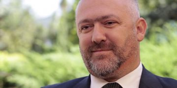 Directorul Unifarm, sub control judiciar pentru că ar fi cerut mită 760.000 de euro. Banii, pentru atribuirea unui contract de livrare de măști și combinezoane