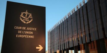 Curtea de Justiție a UE: Un angajat are dreptul la concediu de odihnă și pentru perioada dintre concedierea ilegală și reintegrarea în muncă