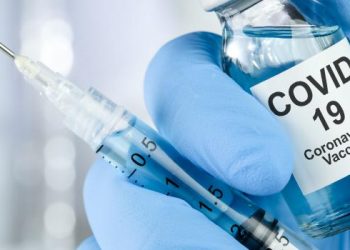 Un vaccin anti-COVID-19 intră în producție, deşi se află doar în teste