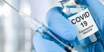 Un vaccin anti-COVID-19 intră în producție, deşi se află doar în teste