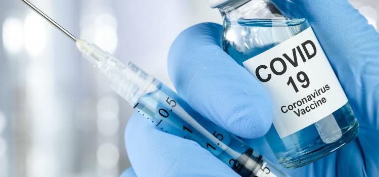 Un vaccin anti-COVID-19 intră în producție, deşi se află doar în teste