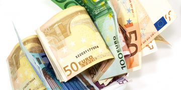 Profit de aproape 700 de milioane pe spinarea românilor