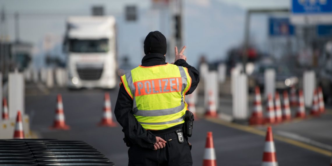 Comisia Europeană recomandă „cu tărie” ridicarea restricţiilor de călătorie în UE până pe 15 iunie