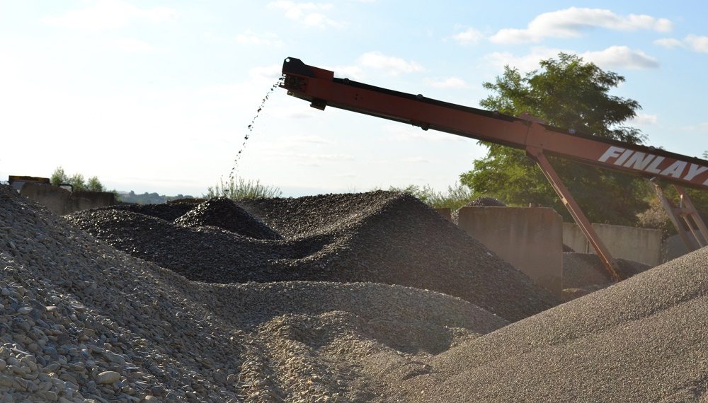 Percheziţii la balastiere din Bihor şi Arad, într-un dosar de evaziune fiscală şi activităţi miniere fără permis