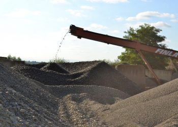 Percheziţii la balastiere din Bihor şi Arad, într-un dosar de evaziune fiscală şi activităţi miniere fără permis