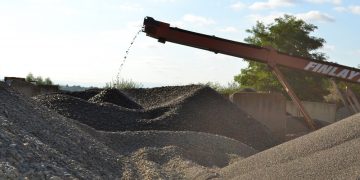 Percheziţii la balastiere din Bihor şi Arad, într-un dosar de evaziune fiscală şi activităţi miniere fără permis