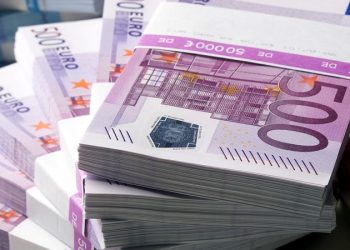 Angajatele unei bănci, acuzate că au furat 270.000 de euro din conturile unor clienți