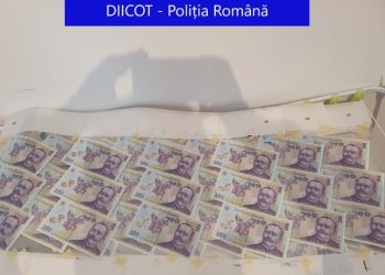 Percheziții la cel mai mare falsificator de bancnote de plastic din lume. A creat ”super-leul”, cel mai bun fals din istoria României