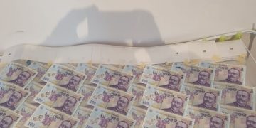 Percheziții la cel mai mare falsificator de bancnote de plastic din lume. A creat ”super-leul”, cel mai bun fals din istoria României