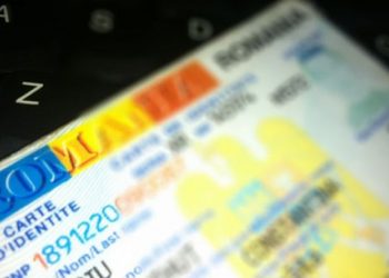 Fotografii trimise prin Whatsapp sau Facebook, pentru cărți de identitate. Patru funcționari sunt anchetați