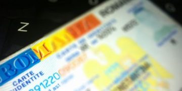 Fotografii trimise prin Whatsapp sau Facebook, pentru cărți de identitate. Patru funcționari sunt anchetați