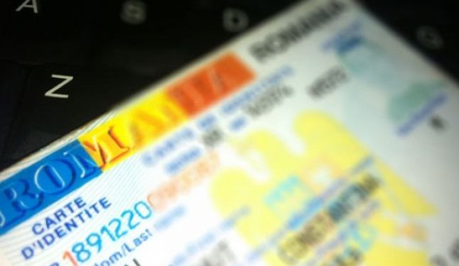 Fotografii trimise prin Whatsapp sau Facebook, pentru cărți de identitate. Patru funcționari sunt anchetați