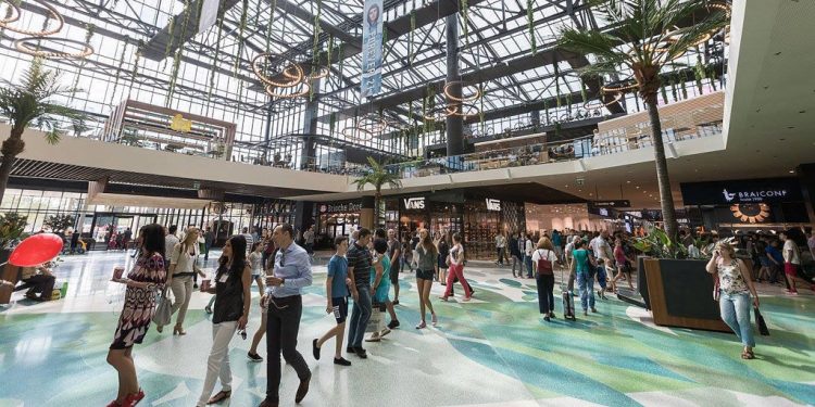 Pandemia a schimbat şi comportamentul de consum al românilor.  Aceştia preferă parcurile în locul mall-urilor
