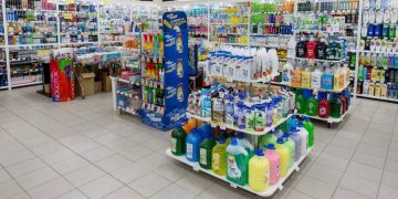 Preţurile măştilor, mănuşilor şi dezinfectanţilor din marile magazine pot fi comparate în Monitorul Preţurilor