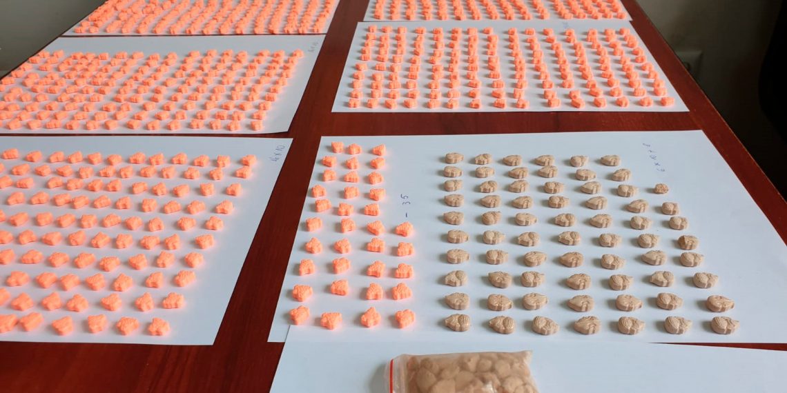 VIDEO. 1300 de pastile de ecstasy, găsite asupra unui dealer de droguri care îşi căuta clienţi