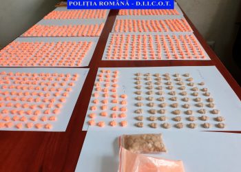 VIDEO. 1300 de pastile de ecstasy, găsite asupra unui dealer de droguri care îşi căuta clienţi