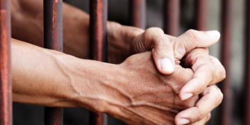 Criminalii, violatorii și tâlharii nu mai pot fi eliberați condiționat. Deputații au adoptat modificările aduse în acest sens Codului Penal