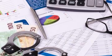 Evaziune fiscală URIAŞĂ, decoperită de poliţişti. Patru firme nu au înregistrat impozitul de venit pentru 7.000 de angajaţi