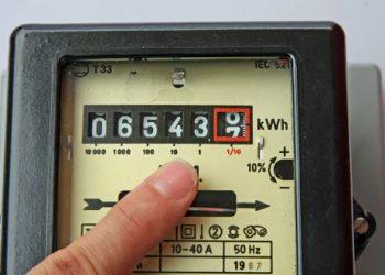 Descinderi la hoții de curent | Zeci de case legate ilegal la rețeaua de electricitate, percheziționate