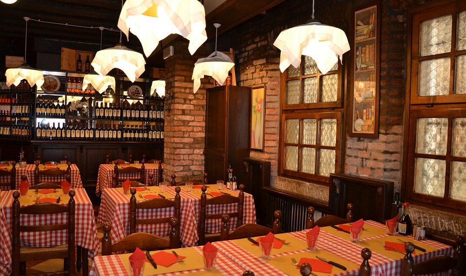 Sectorul HoReCa ar putea fi scutit de impozitul specific pentru 90 de zile. Sunt propuse scutiri de la plata TVA pentru achiziţii de măşti şi ventilatoare şi acordarea de bonificaţii (proiect de OUG)