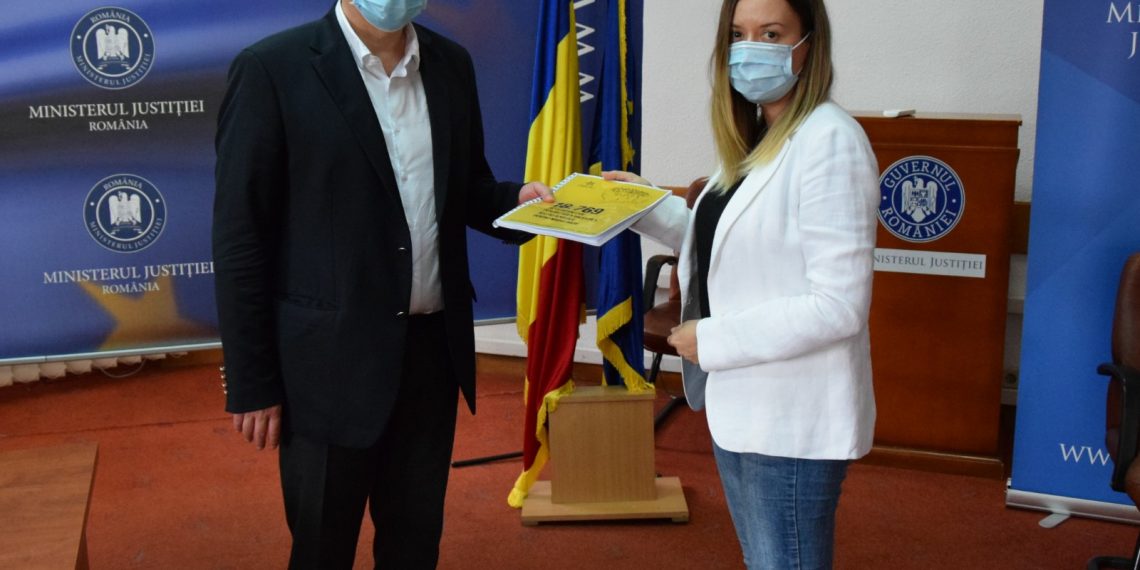 O petiție semnată de 18.000 de cetățeni pentru desființarea Secției pentru Investigarea Infracțiunilor din Justiție, înmânată ministrului Justiției