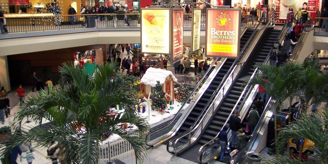 Mall-urile s-ar putea redeschide pe 15 iunie. Ministrul Economiei se întâlneşte, marţi, cu reprezentanţii marilor magazine