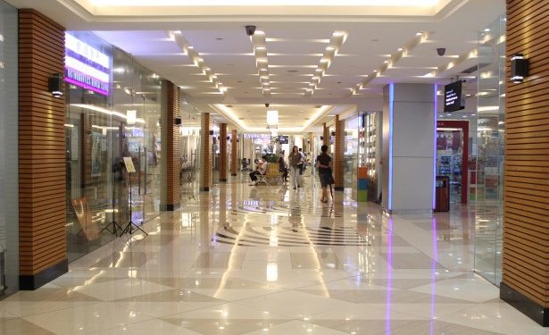 Protest la redeschiderea mall-urilor. Mai multe magazine nu şi-au reluat activitatea în „centrele comerciale incorecte”