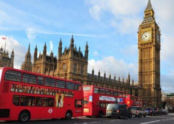 Britanicii trec prin cel mai mare declin lunar din istoria ţării