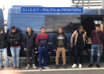 Microbuze care duceau români la muncă, în Occident, folosite ca paravan de o reţea de traficanţi de migranţi