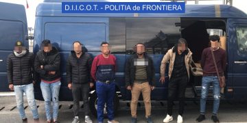 Microbuze care duceau români la muncă, în Occident, folosite ca paravan de o reţea de traficanţi de migranţi