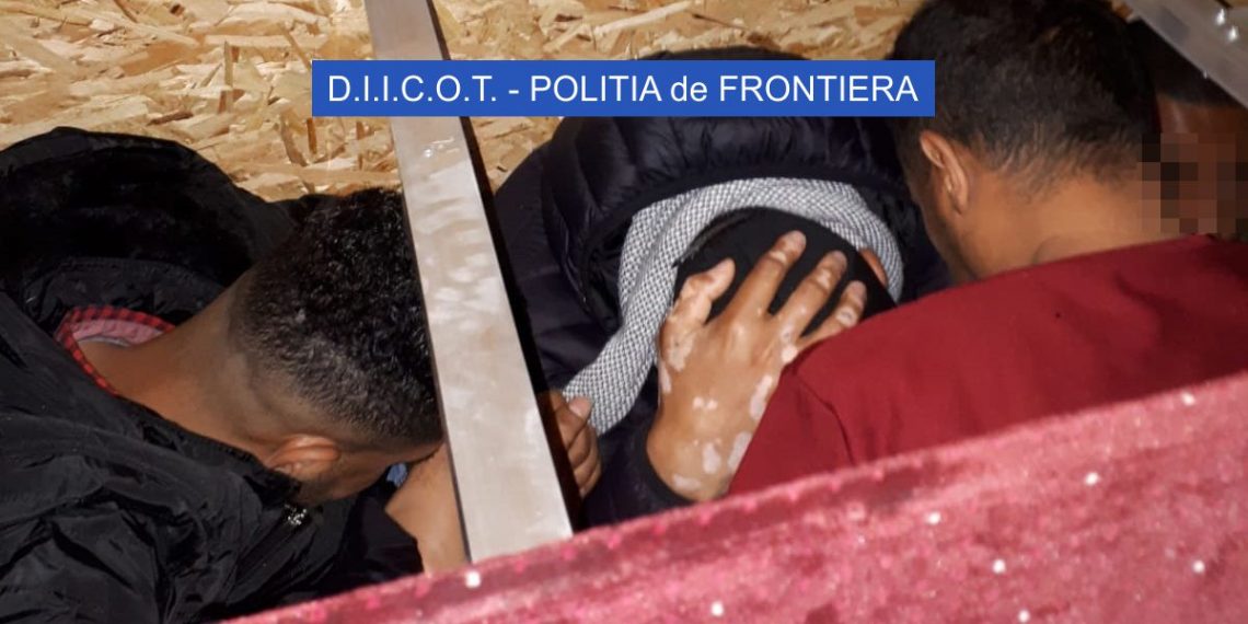 Microbuze care duceau români la muncă, în Occident, folosite ca paravan de o reţea de traficanţi de migranţi