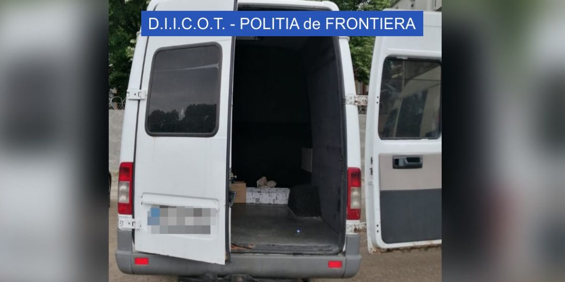 Microbuze care duceau români la muncă, în Occident, folosite ca paravan de o reţea de traficanţi de migranţi