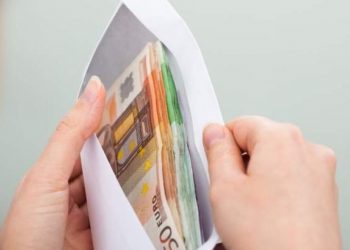 Peste 1 MILION de euro, ceruți drept mită de un ofițer din IGP. Ce promitea în schimbul banilor