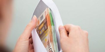 Peste 1 MILION de euro, ceruți drept mită de un ofițer din IGP. Ce promitea în schimbul banilor