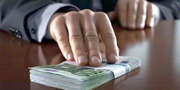 Poliţist reţinut pentru mită şi trafic de influenţă. A cerut 2.000 de euro ca să rezolve un dosar