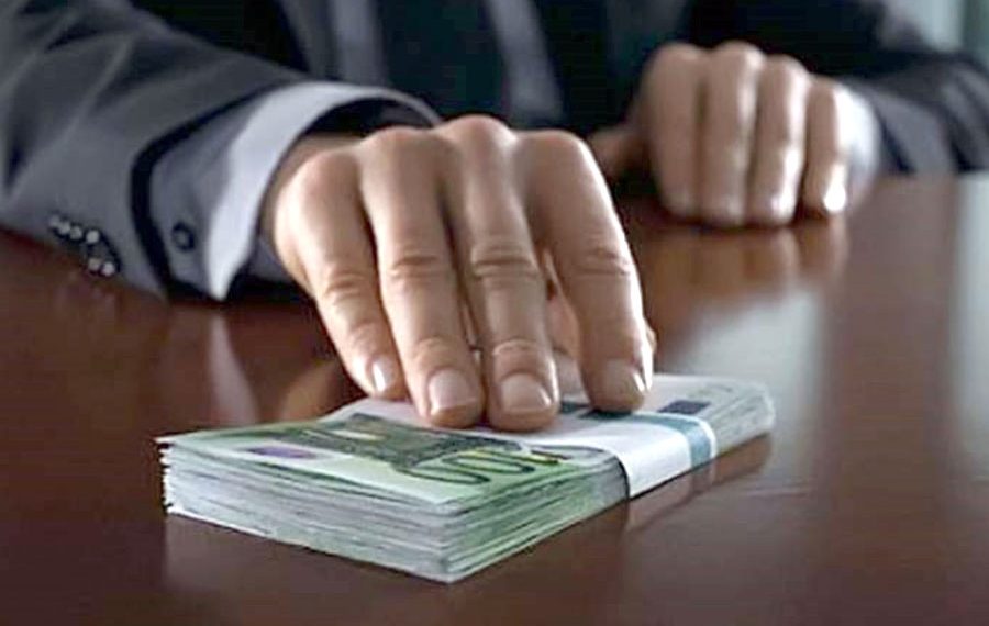 Poliţist reţinut pentru mită şi trafic de influenţă. A cerut 2.000 de euro ca să rezolve un dosar