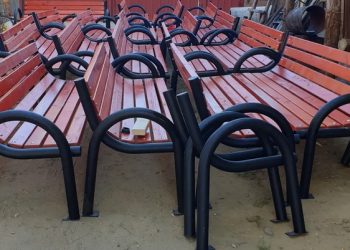 Afaceri cu mobilier urban, prin firme fantomă, investigate de Poliție. Sunt descinderi și în Bihor