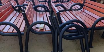 Afaceri cu mobilier urban, prin firme fantomă, investigate de Poliție. Sunt descinderi și în Bihor