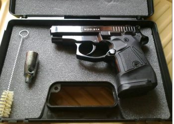 Şi-a cumpărat pistol cu banii din vânzarea etnobotanicelor. Îl ţinea ascuns în coteţul găinilor